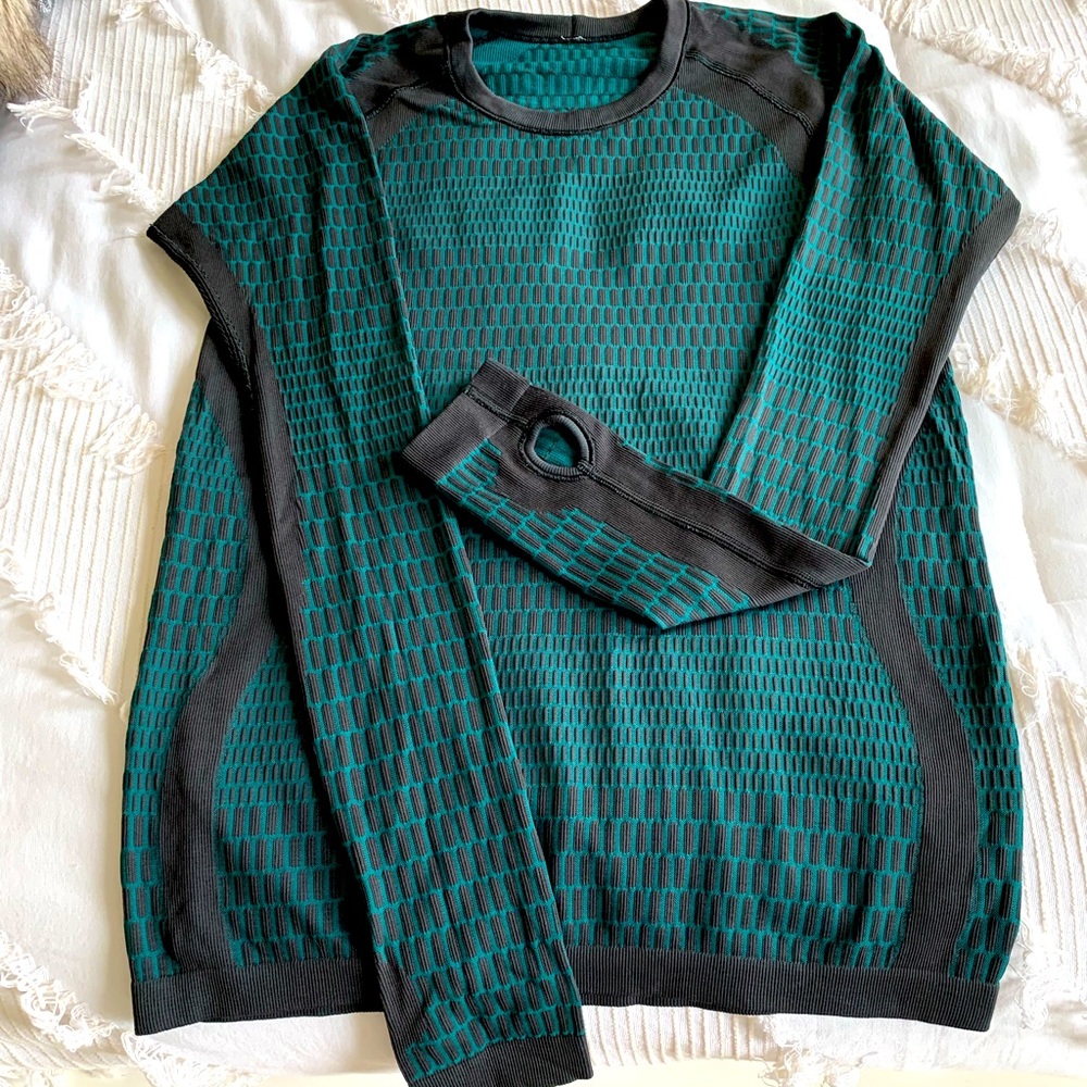 Lululemon size 8 long sleeved shirt